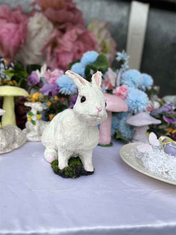 Bunny sculpture squatting - Image 2